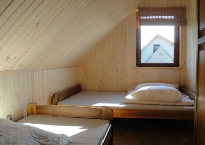 Wygodne łóżka sypialnie w apartamencie nad morzem Corleone